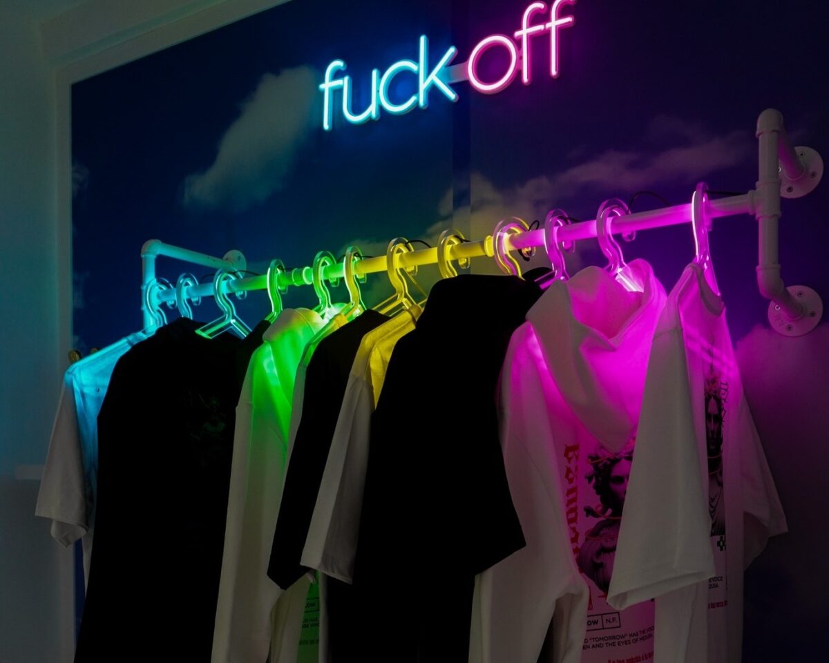 Roma accende il neon: festa scintillante per l’apertura di Neon Flow, tra vip, luci pop e arte contemporanea