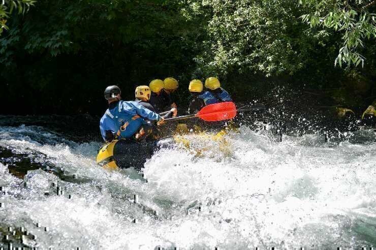 A un’ora da Roma c’è un fiume dove puoi fare rafting tra paesaggi incredibili: Subiaco torna protagonista